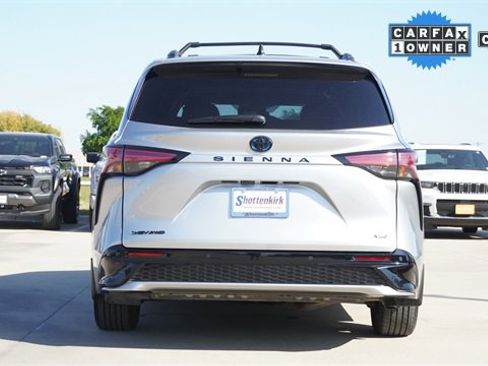 Used 2025 Toyota Sienna XSE w/ XSE Premium Package image 8