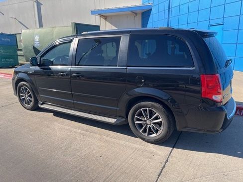 Used 2017 Dodge Grand Caravan SXT image 7
