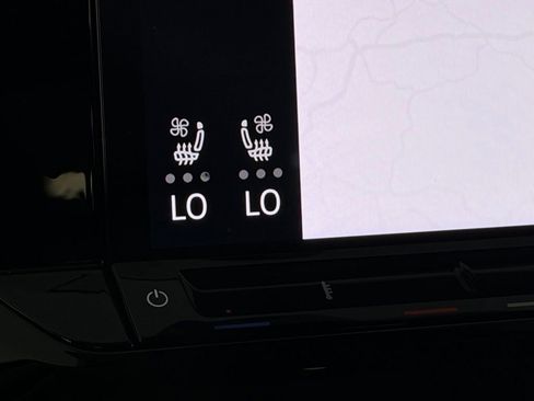 Used 2024 Volkswagen Atlas Peak Edition SE image 17