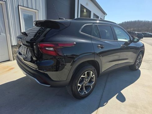 Used 2025 Chevrolet Trax LT w/ LT Convenience Package image 5