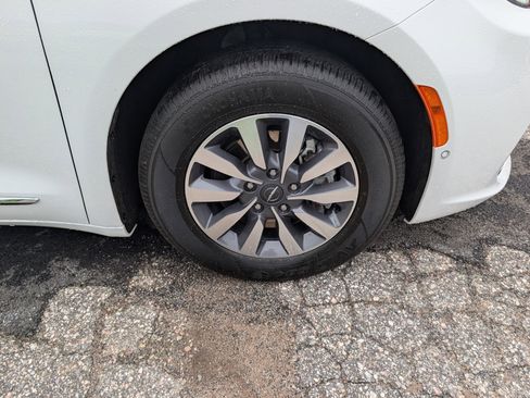 Used 2023 Chrysler Pacifica Limited w/ Uconnect Theater Family Group FWD image 9