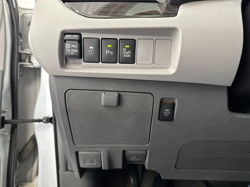 Used 2017 Toyota Sienna XLE w/ XLE Navigation Package FWD image 33