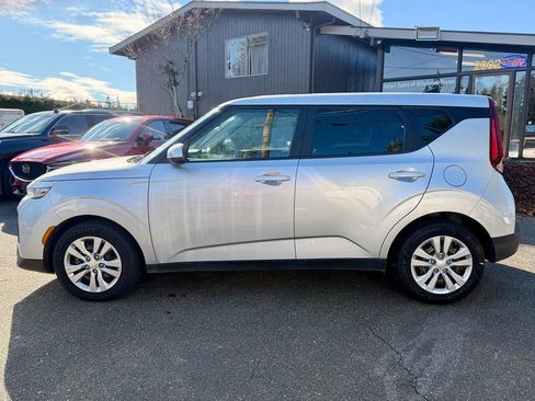 Used 2021 Kia Soul LX image 3