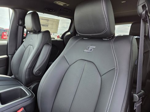 New 2026 Chrysler Pacifica Select w/ S Appearance Package FWD image 21