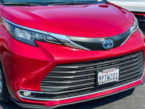Used 2024 Toyota Sienna XLE w/ XLE Plus Package FWD image 6