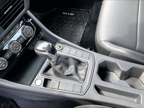 Used 2022 Volkswagen Jetta SE FWD image 18