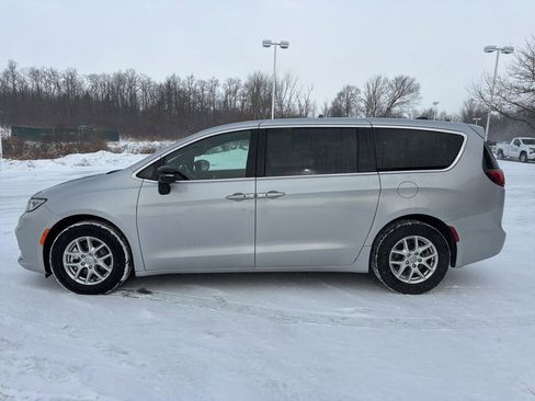 Used 2026 Chrysler Pacifica Select image 5