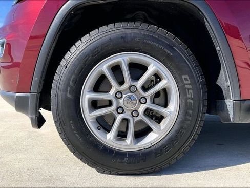 Used 2019 Jeep Grand Cherokee Laredo image 9