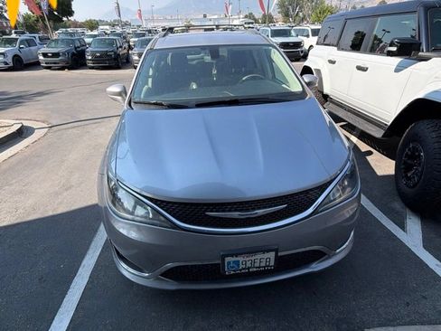 Used 2020 Chrysler Pacifica Touring-L FWD image 1