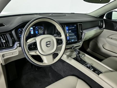 Used 2020 Volvo V60 T5 Momentum w/ Protection Package Premier image 5