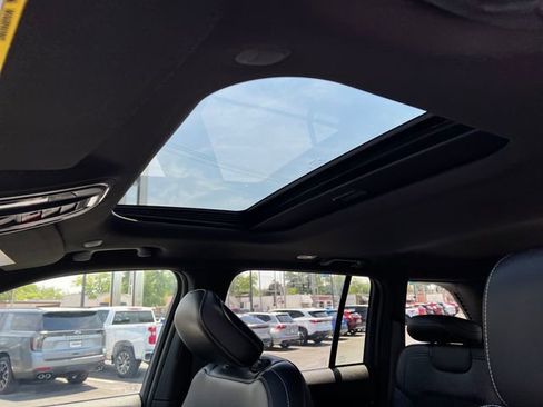 Used 2025 Jeep Grand Cherokee Altitude AWD/4WD image 24