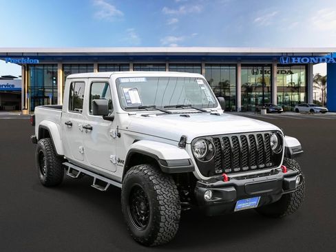 Used 2022 Jeep Gladiator Overland w/ Popular Equipment Package AWD/4WD image 1