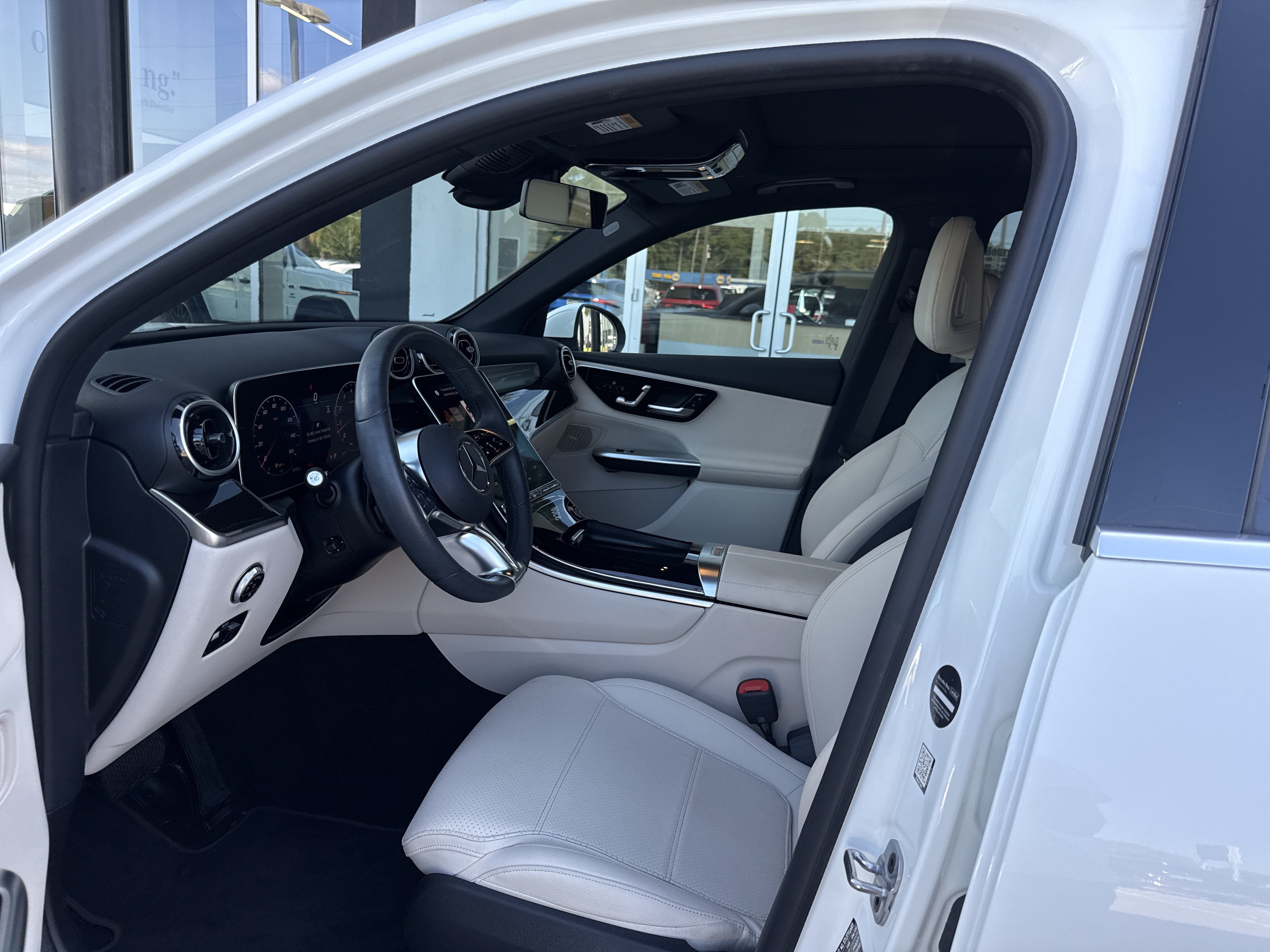 Used 2025 Mercedes-Benz GLC 300 4MATIC image 10