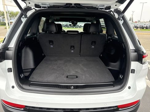 New 2025 Jeep Grand Cherokee Altitude image 8