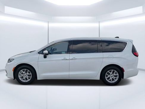 Used 2023 Chrysler Pacifica Touring-L FWD image 6