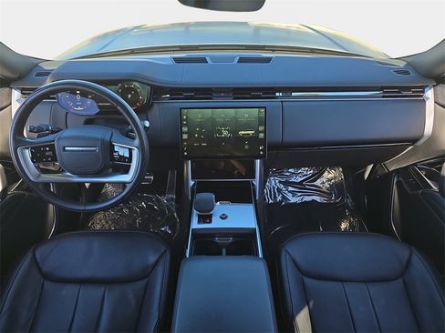 Certified 2025 Land Rover Range Rover SE image 9
