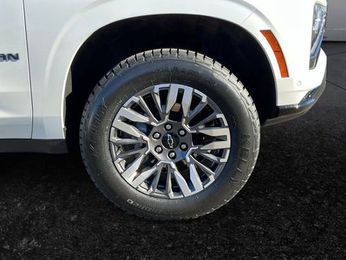 Used 2025 Chevrolet Suburban Z71 image 13