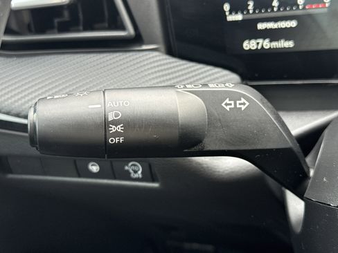 Used 2025 Nissan Kicks SR image 13