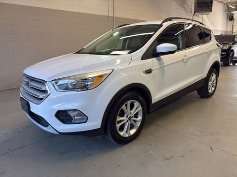 Used 2018 Ford Escape SE FWD image 3