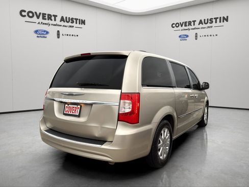 Used 2016 Chrysler Town & Country Touring image 5