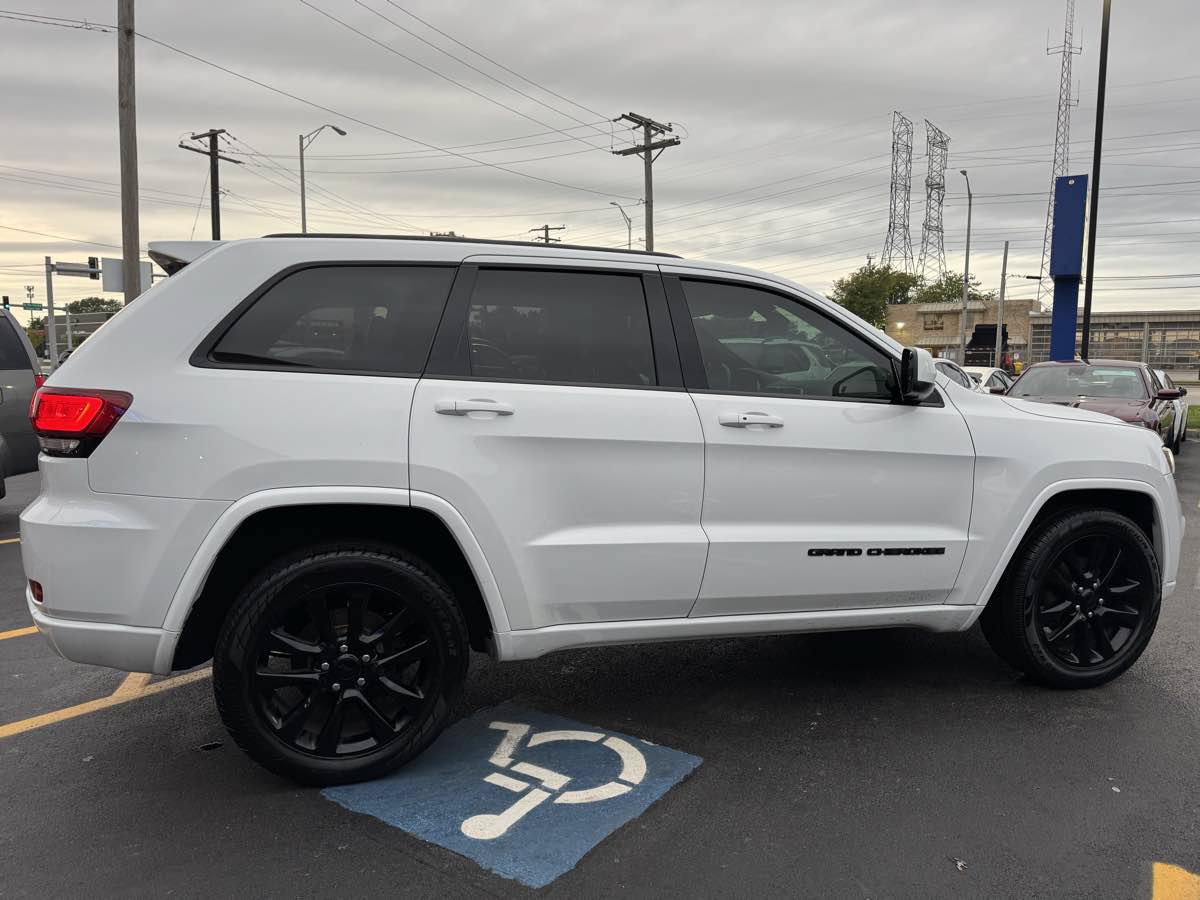 Used 2017 Jeep Grand Cherokee Altitude AWD/4WD image 4