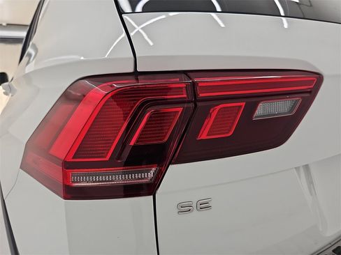 Used 2022 Volkswagen Tiguan SE R-Line image 44