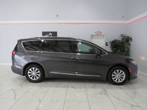 Used 2019 Chrysler Pacifica Touring-L FWD image 3