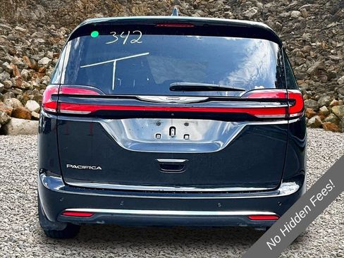 Used 2023 Chrysler Pacifica Touring-L FWD image 4