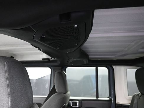 Used 2025 Jeep Wrangler Unlimited Rubicon AWD/4WD image 23