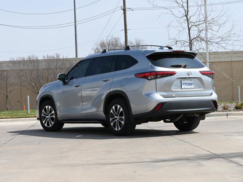 Used 2020 Toyota Highlander XLE image 3