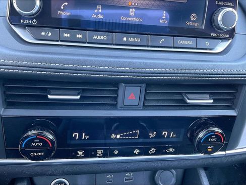 Used 2023 Nissan Rogue SV image 30