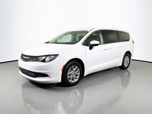 Used 2022 Chrysler Voyager LX FWD image 4