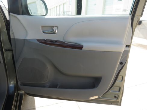 Used 2011 Toyota Sienna XLE FWD image 28