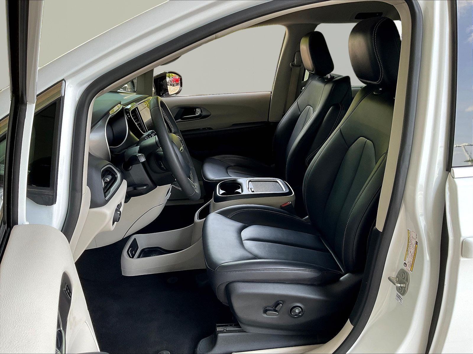 Used 2024 Chrysler Pacifica Touring-L FWD image 20