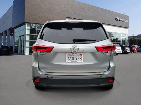 Used 2017 Toyota Highlander Plus FWD image 4