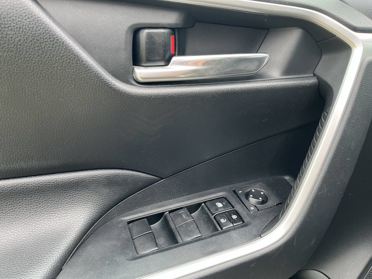 Used 2019 Toyota RAV4 XLE w/ Convenience Package AWD/4WD image 2