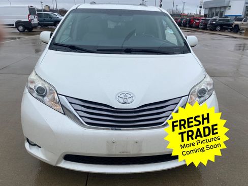 Used 2017 Toyota Sienna XLE Premium image 6
