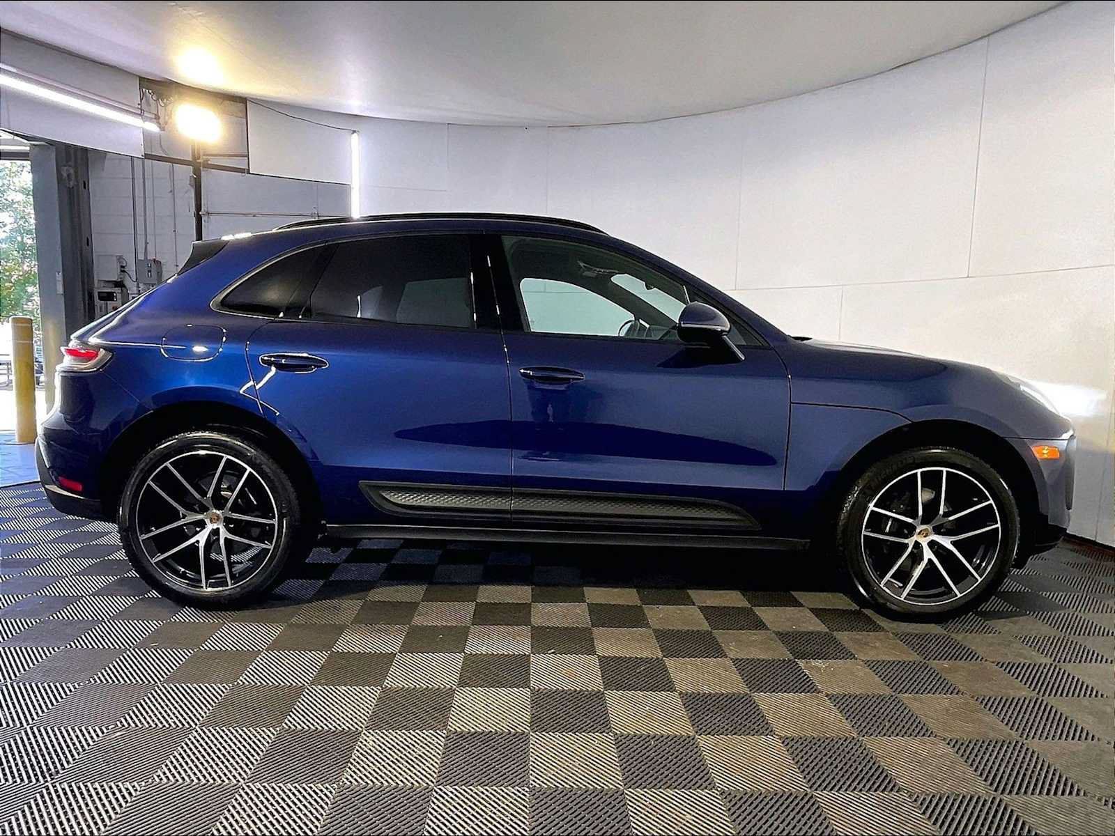 Certified 2024 Porsche Macan AWD/4WD image 8