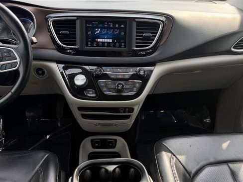 Used 2018 Chrysler Pacifica Touring-L FWD image 25
