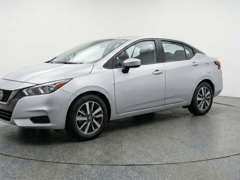 Used 2025 Nissan Versa SV image 3