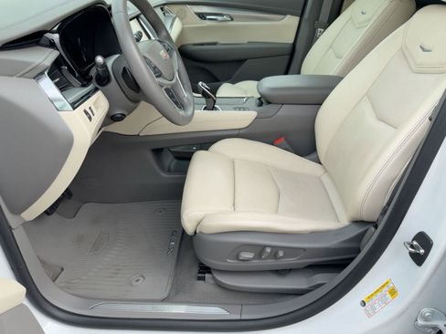 Used 2017 Cadillac XT5 Premium Luxury w/ Driver Assist Package image 4