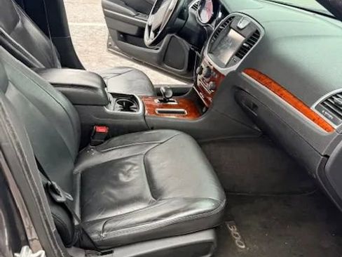 Used 2014 Chrysler 300 image 8