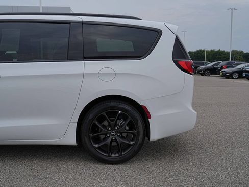 Used 2025 Chrysler Pacifica Limited FWD image 12