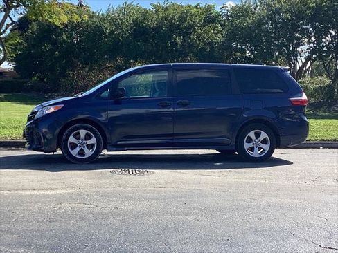 Used 2019 Toyota Sienna L image 4