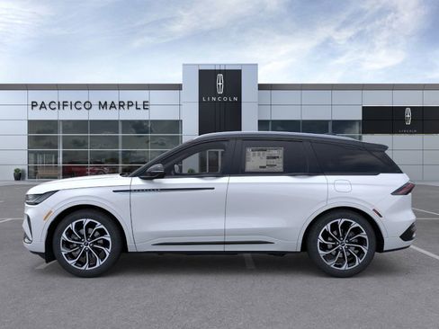 New 2026 Lincoln Nautilus Reserve image 3