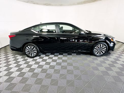 Used 2024 Nissan Altima 2.5 SV FWD image 2