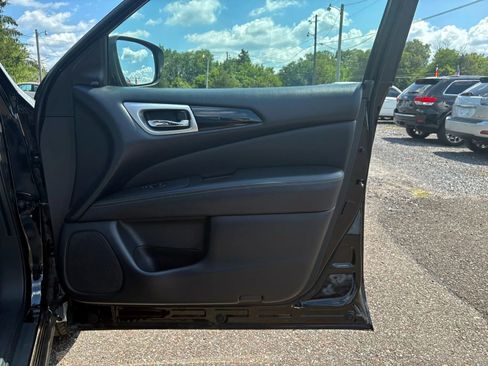 Used 2019 Nissan Pathfinder SV image 14