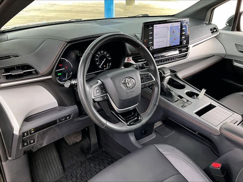 Used 2023 Toyota Sienna XSE image 18