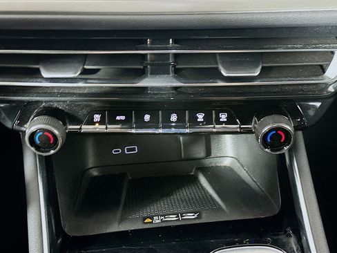 Used 2025 Chevrolet Traverse LT FWD image 24