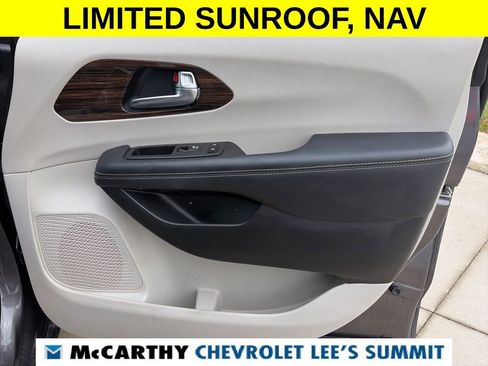 Used 2023 Chrysler Pacifica Limited FWD image 25